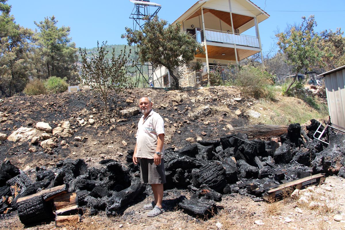 Emekli itfaiyeci evini yanmaktan kurtardı