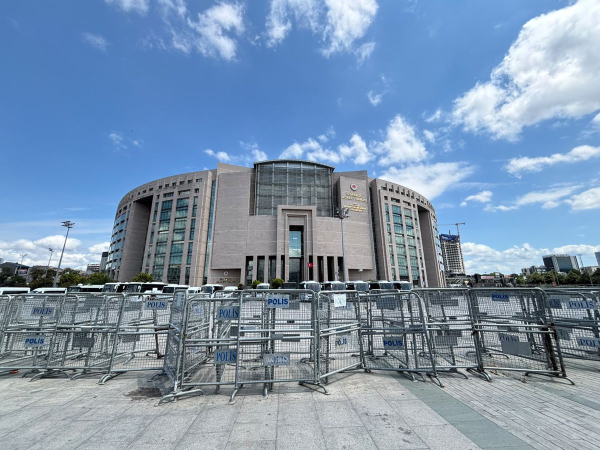 Gazeteci Cem Küçük tutuklama istemiyle hakimliğe sevk edildi
