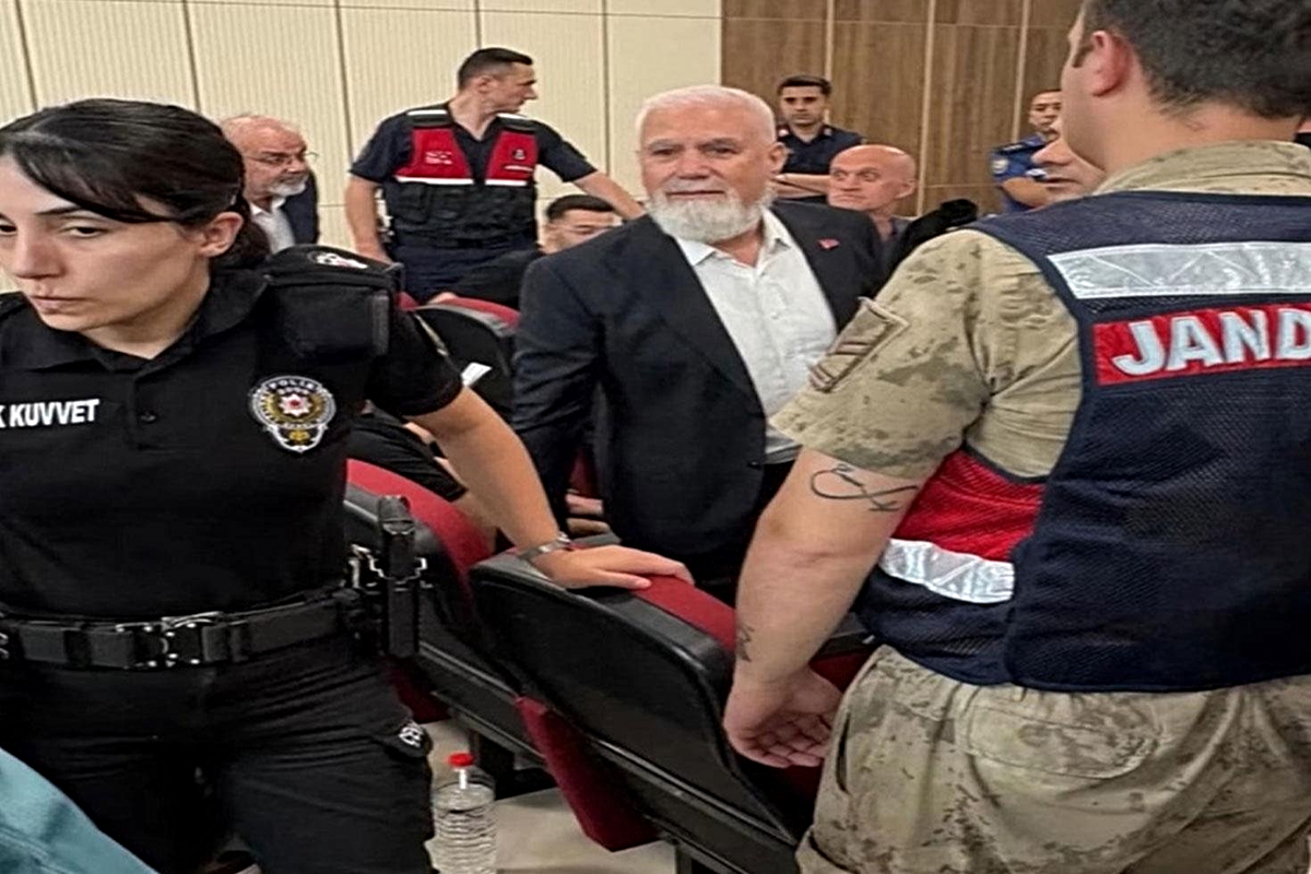 Görevinden uzaklaştırılan Büyükşehir Belediye Başkanı Bozbey'in yargılanmasında 16 kişiye tahliye