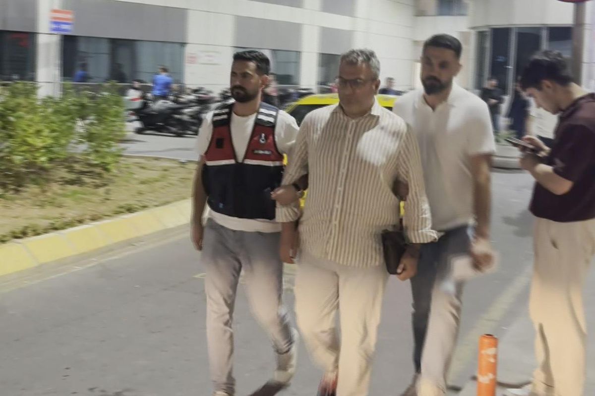 Gözaltına alınan gazeteci Cem Küçük adliyeye sevk edildi