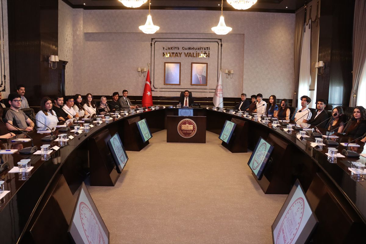 Hatay Valisi Mustafa Masatlı'dan LGS ve YKS'de başarı gösteren öğrencilere plaket