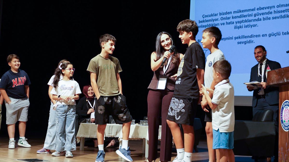Isparta'da aile iletişimi ve dijital güvenlik söyleşisi yapıldı