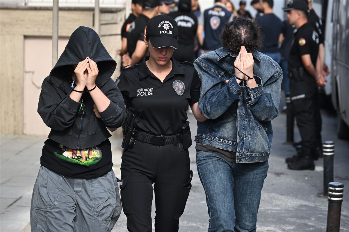 İstanbul'da uluslararası forex dolandırıcılığı operasyonunda yakalanan 54 şüpheli adliyede
