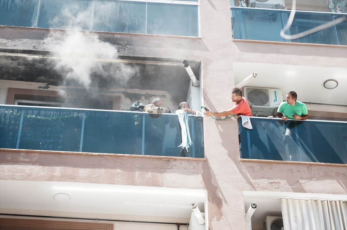 İzmir'de 3 katlı binada çıkan yangın söndürüldü