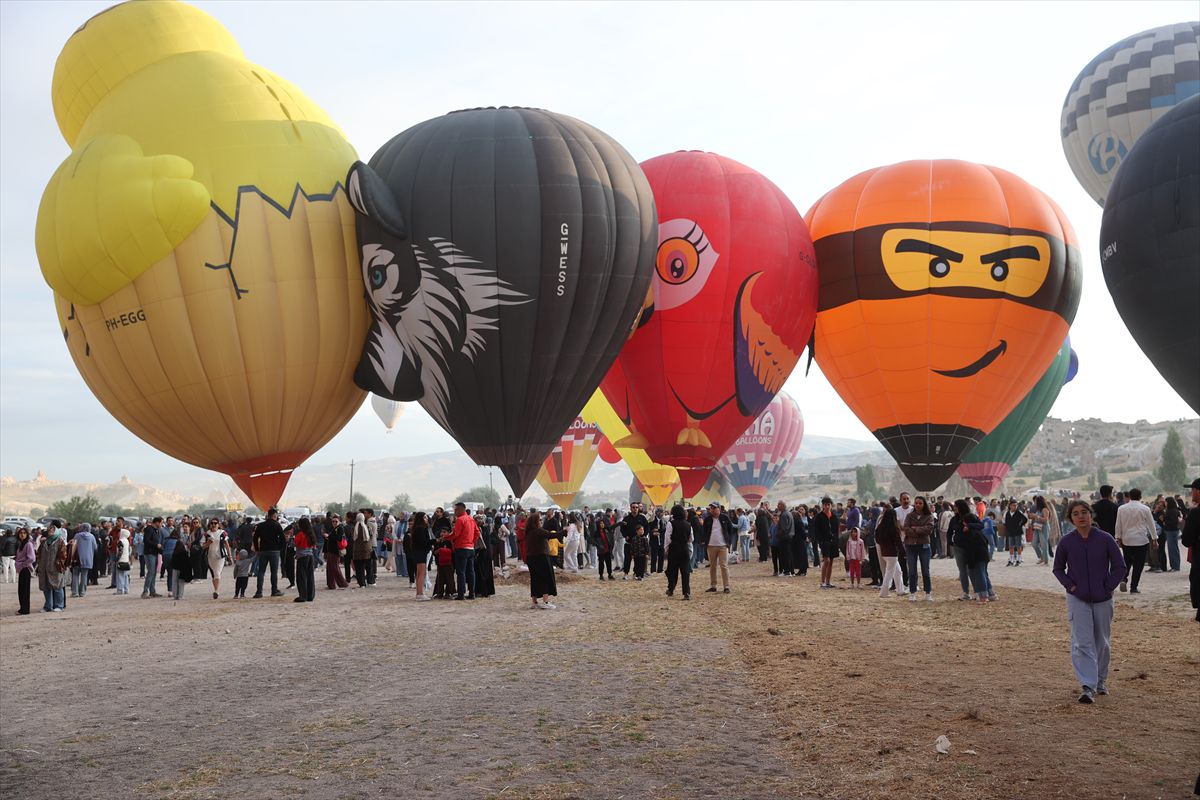Kapadokya Balon Festivali, 30 figürlü balonun gösteri uçuşuyla başladı