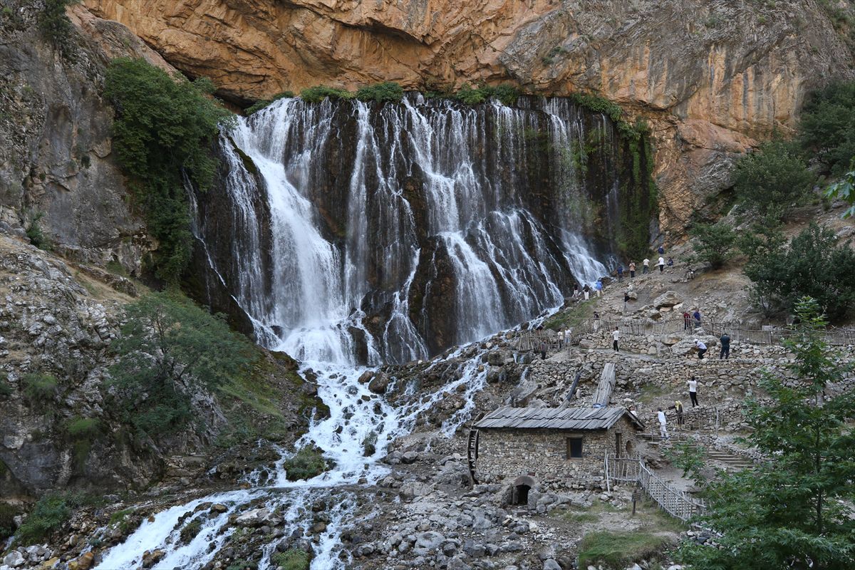 Kapuzbaşı Şelaleleri'ndeki asırlık değirmen ziyaretçilerin fotoğraflarını renklendiriyor