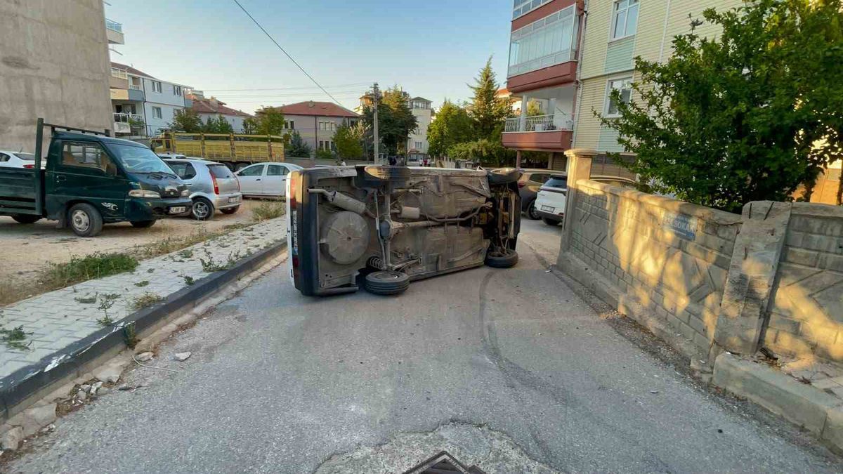 Karaman’da kaldırıma çarpan otomobil yan yattı: Kazada sürücünün burnu bile kanamadı
