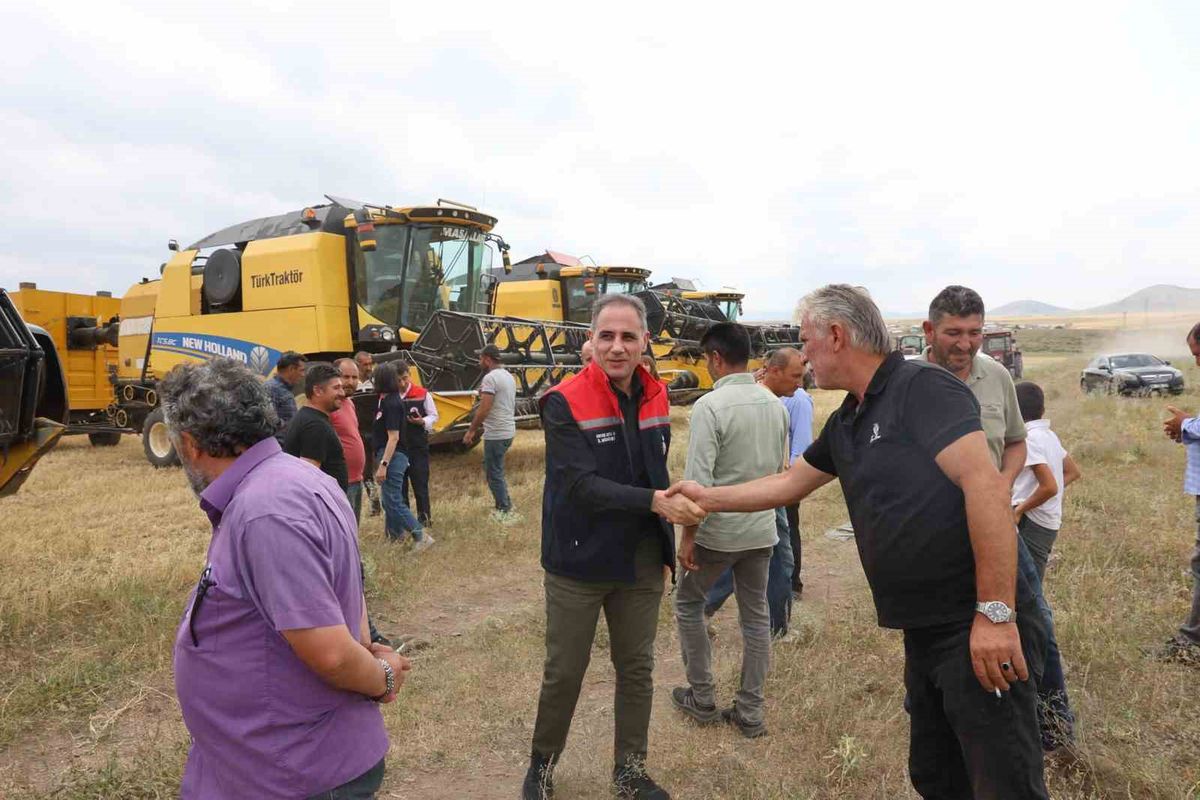 Kars’ta 2026 hububat hasadı başladı: İlk biçim tarlada yapıldı