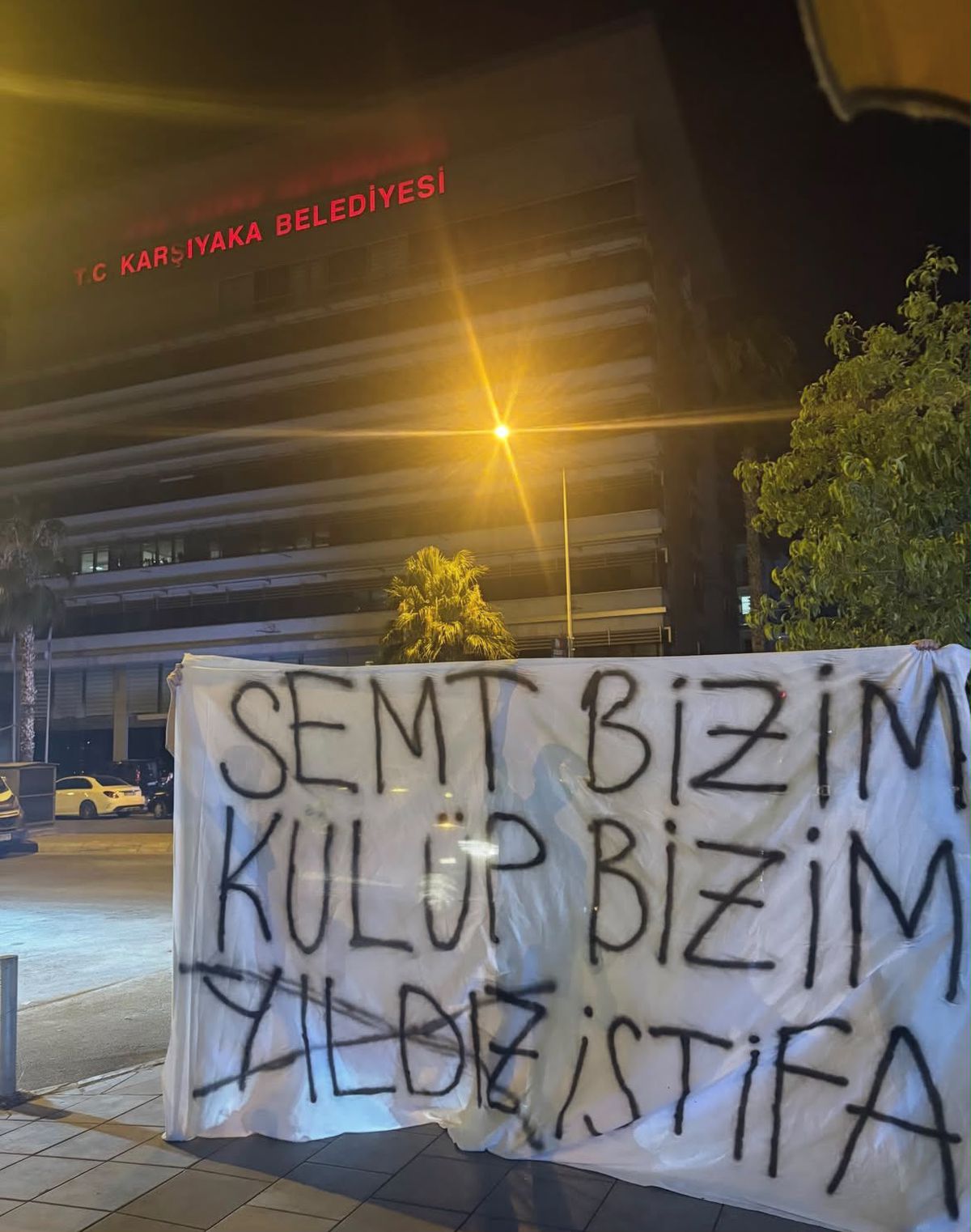 Karşıyaka'da salon krizi sürüyor