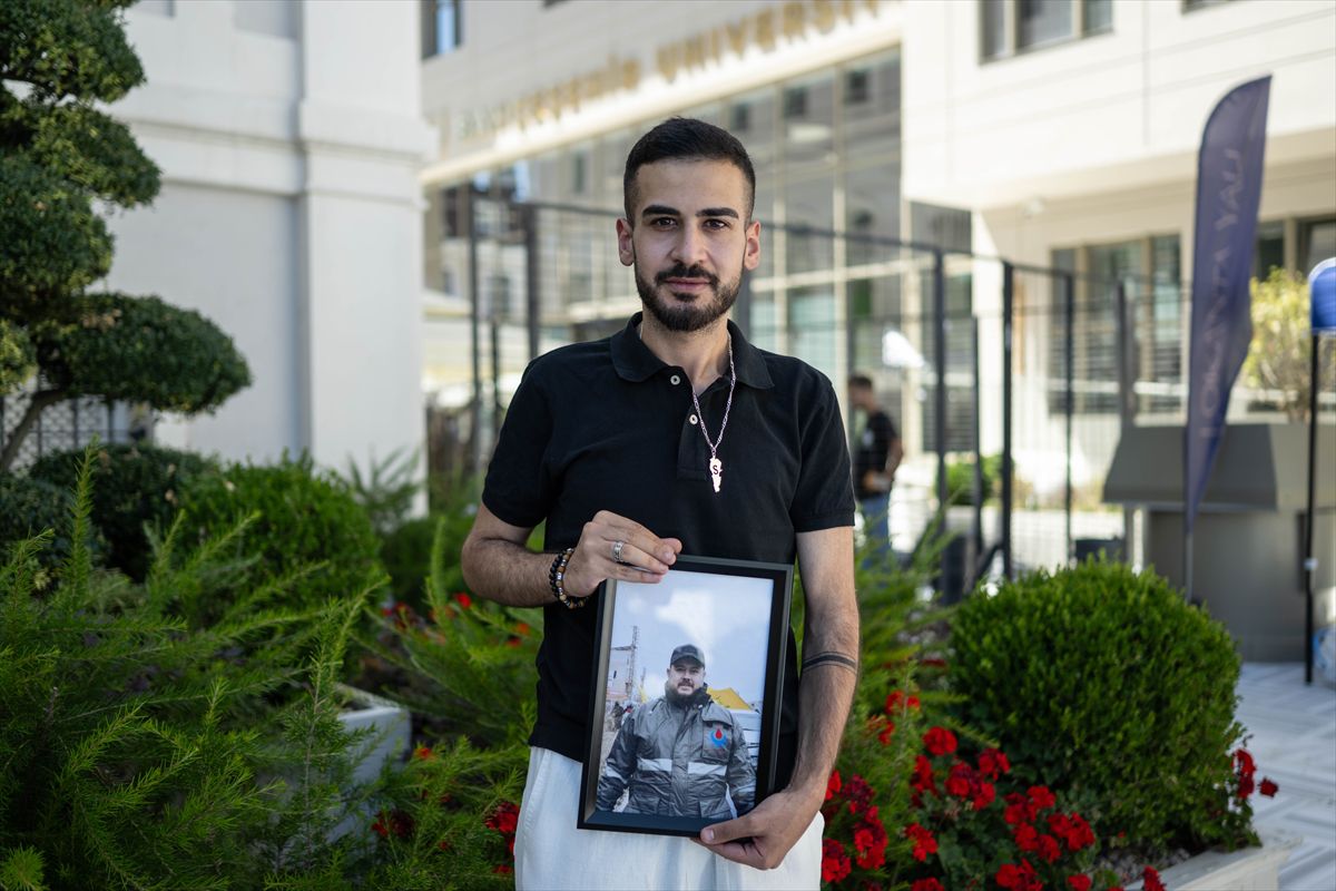 Lübnanlı genç, mezuniyet törenine İsrail'in saldırısında ölen ağabeyinin fotoğrafıyla katıldı