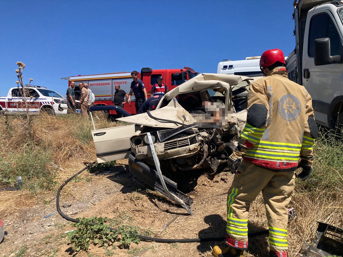 Manisa'da otomobil ile kamyonet çarpıştı, 1 kişi öldü, 1 kişi yaralandı