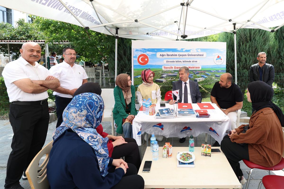Rektör Prof. Dr. İlhami Gülçin, Ağrı Cumhuriyet Caddesi'nde üniversite adaylarına rehberlik etti