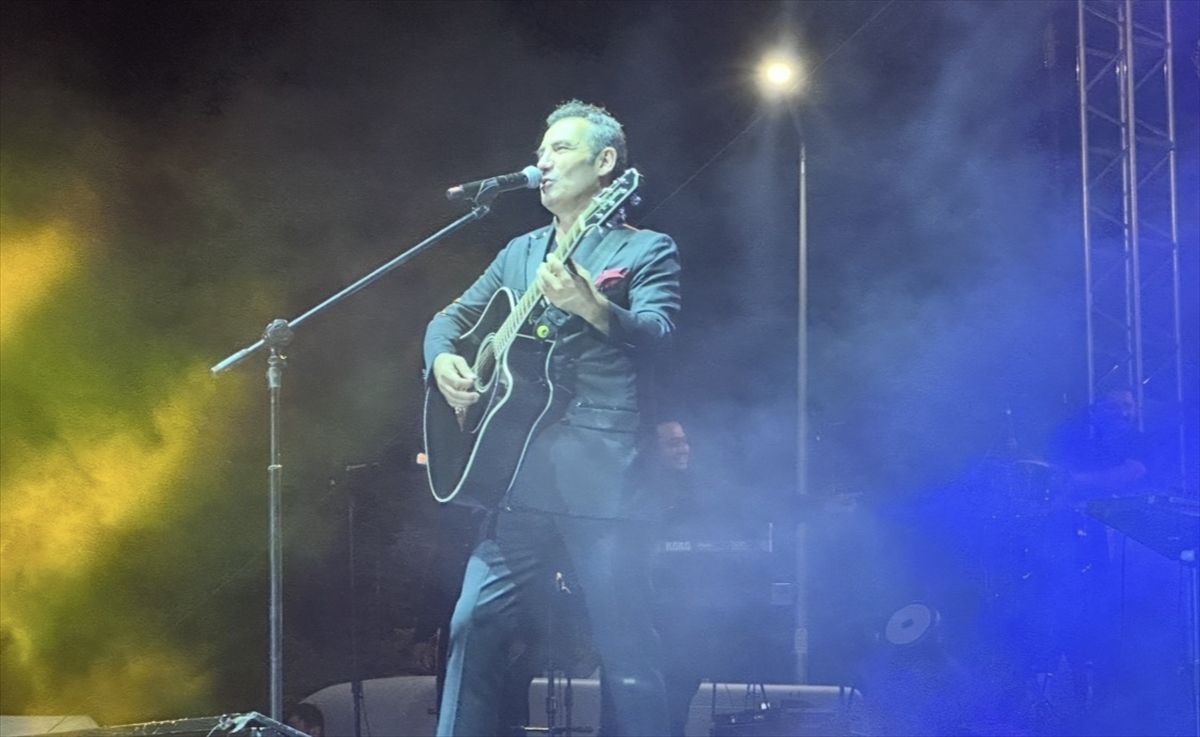 Sanatçı Ferhat Göçer Niğde'de konser verdi