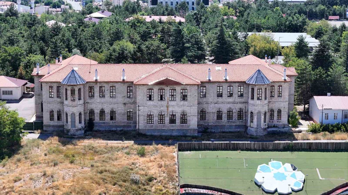 Sivas’ta 1 buçuk asırdır kesintisiz eğitim veren metkep günümüzde de eğitime ışık tutuyor