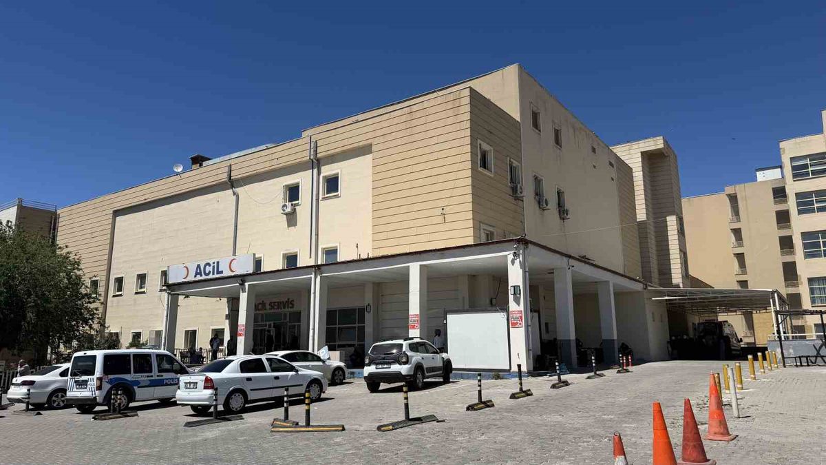 Siverek’te otomobil traktöre çarptı: 4 yaralı