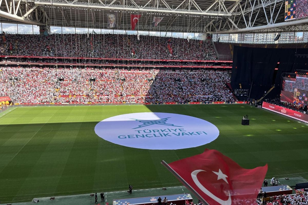 Stadyum hıncahınç dolu! TÜGVA Yaz Okulları final programı RAMS Park'ta yapılıyor