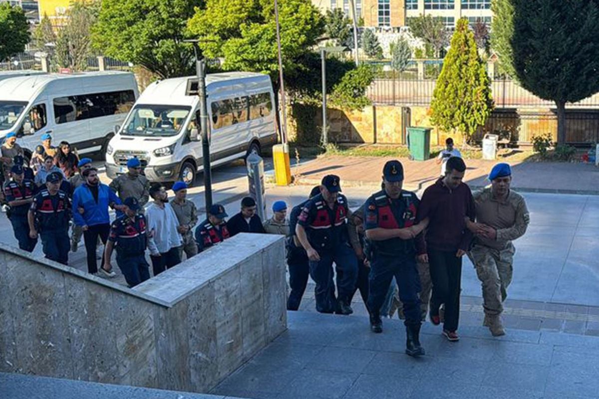 Uşak Belediyesinde sigortalı gösterilip Özkan Yalım'ın işletmelerinde çalışanlara yönelik operasyonda yakalananlar adliyede