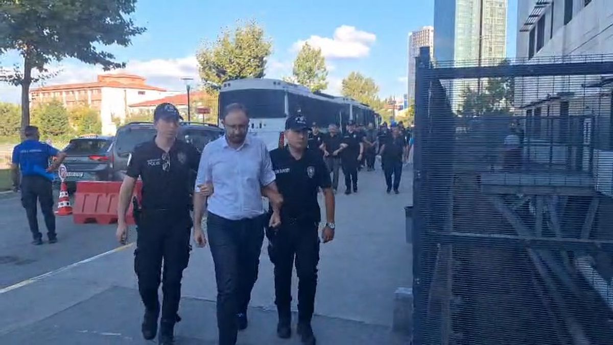 Üsküdar Belediyesi'ne operasyonda gözaltına alınanlar sağlık kontrolüne getirildi / Ek bilgi