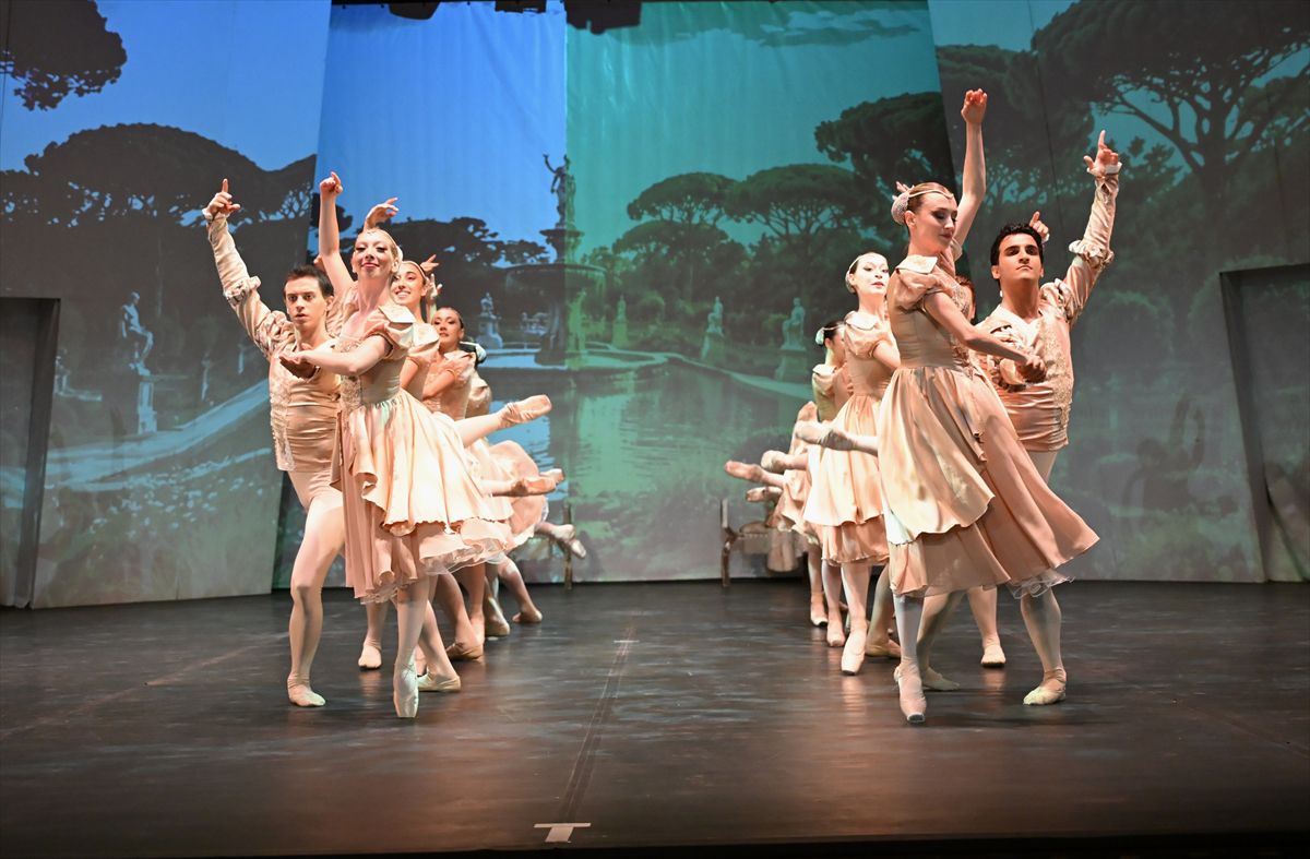 23. Uluslararası Bodrum Bale Festivali 'Kuğu Gölü' balesiyle başladı