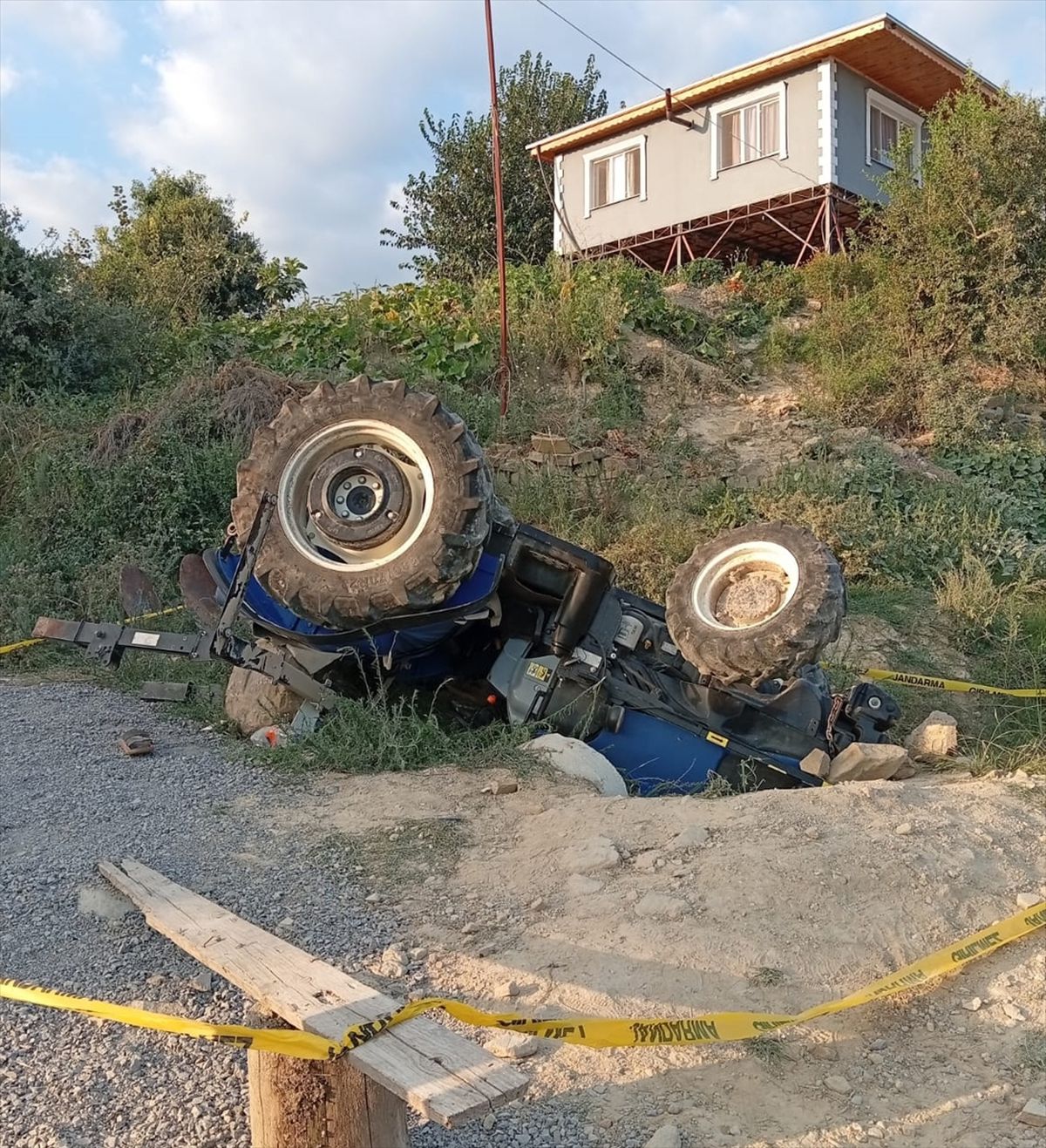 Adana'da devrilen traktörün sürücüsü ağır yaralandı