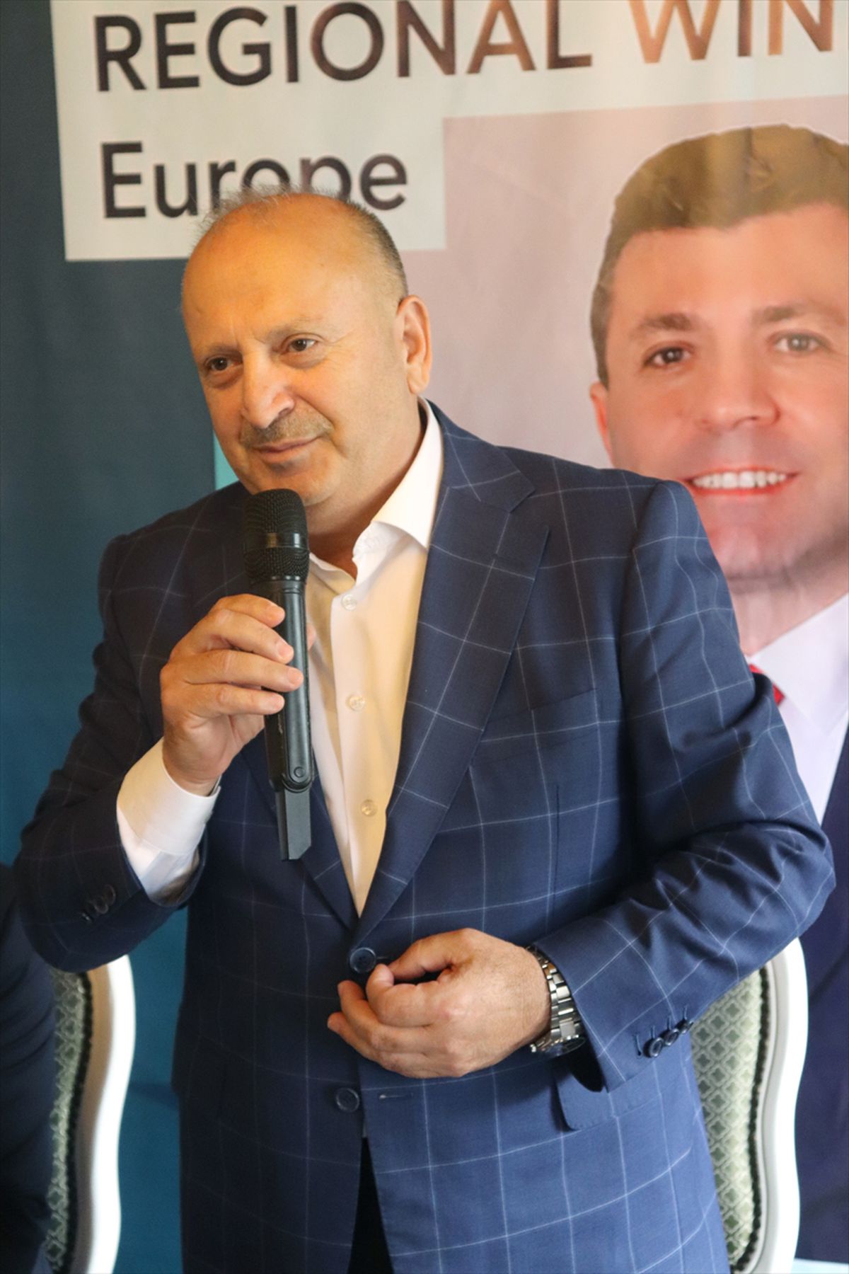 Avrupa kıtası birincisi seçilen Ordulu öğretmen kupasını aldı