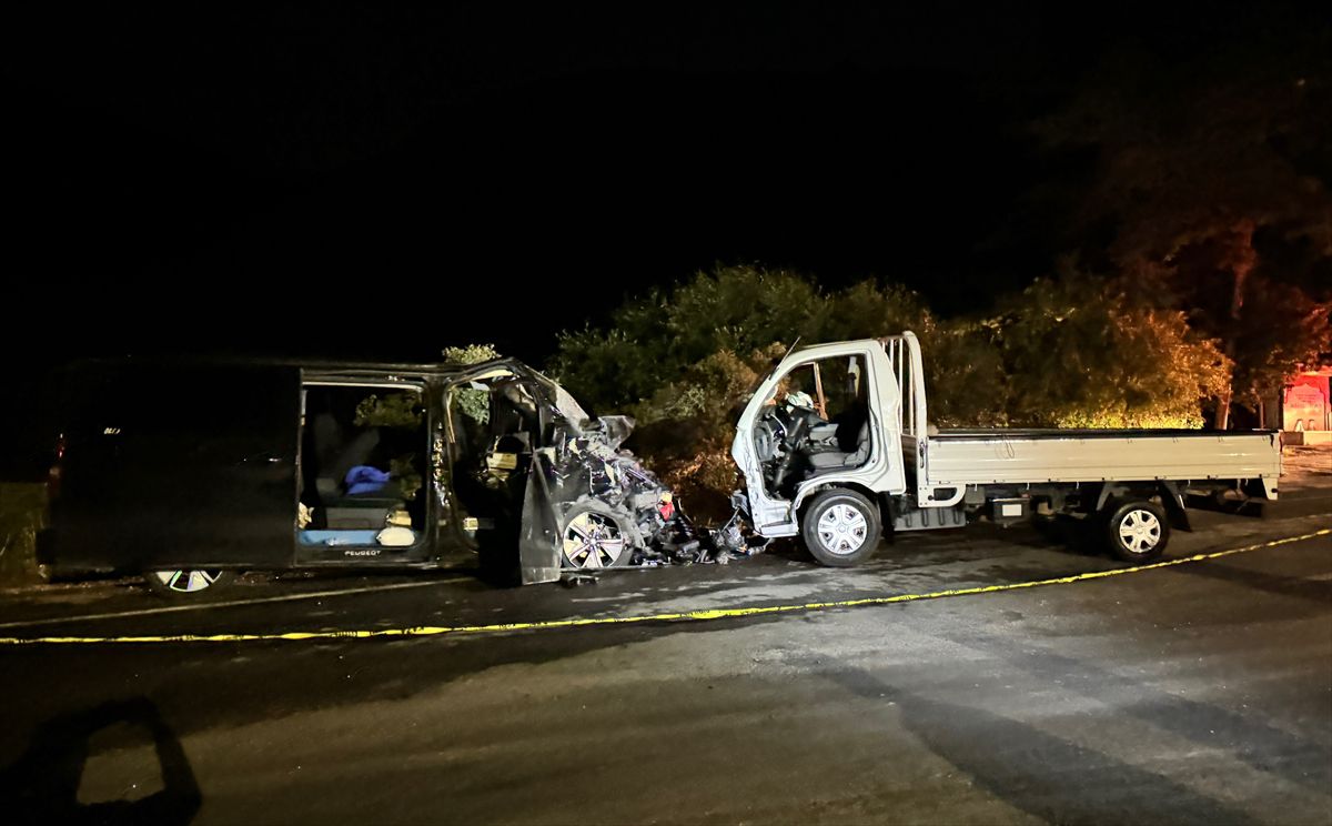 Bayburt'ta kamyonetle hafif ticari aracın çarpıştığı kazada 8 kişi yaralandı
