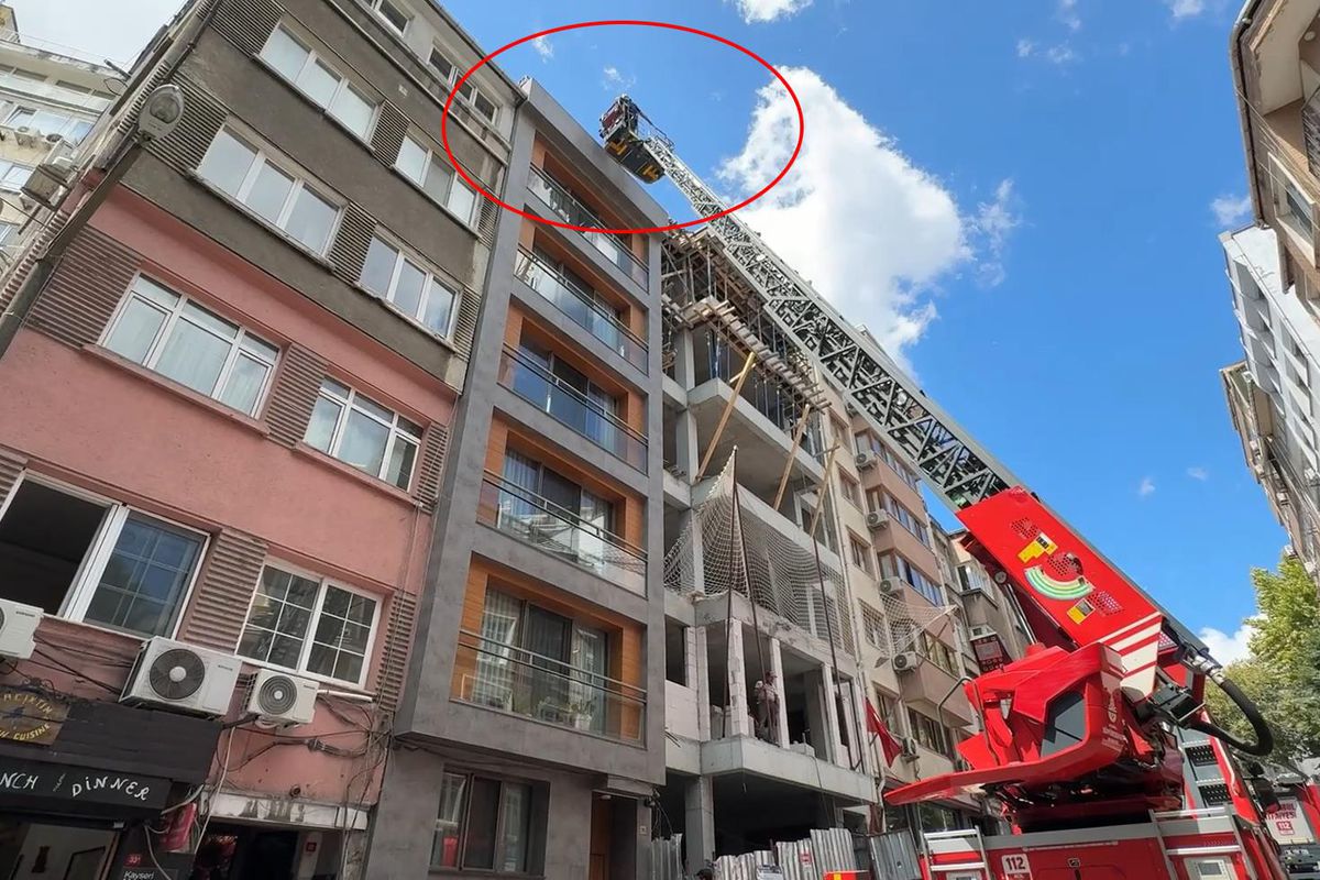 Çıplak çatıya çıktı, uygunsuz hareketler yaptı! Gören telefona sarıldı