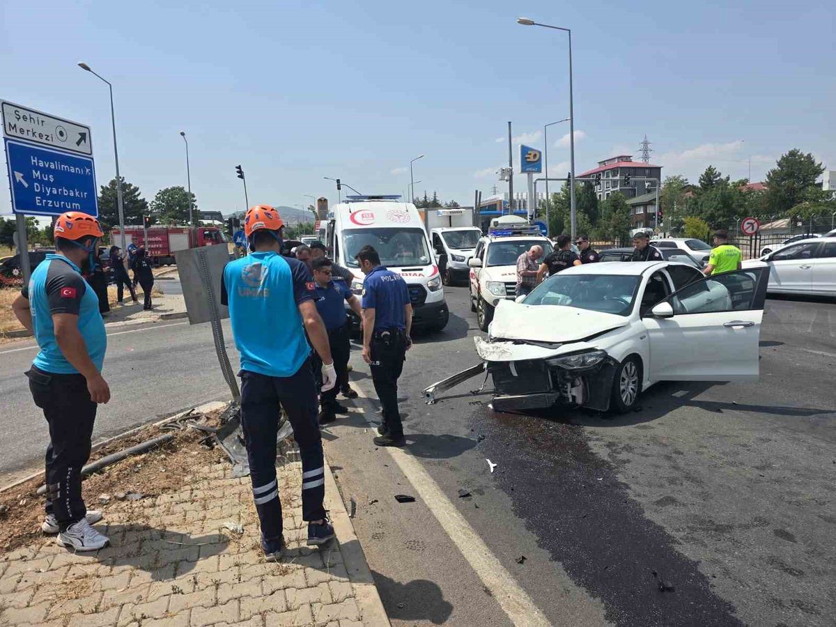 Bingöl’de trafik kazası: 3 yaralı