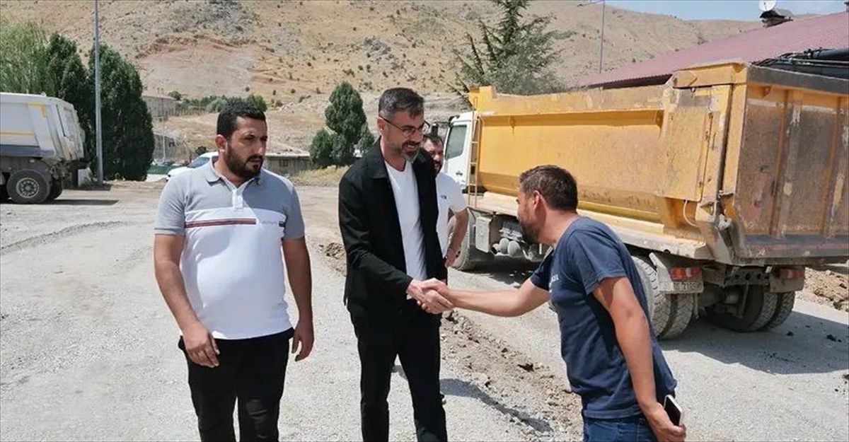 Bitlis Belediye Başkanı Tanğlay, sanayi sitesindeki asfalt çalışmalarını inceledi