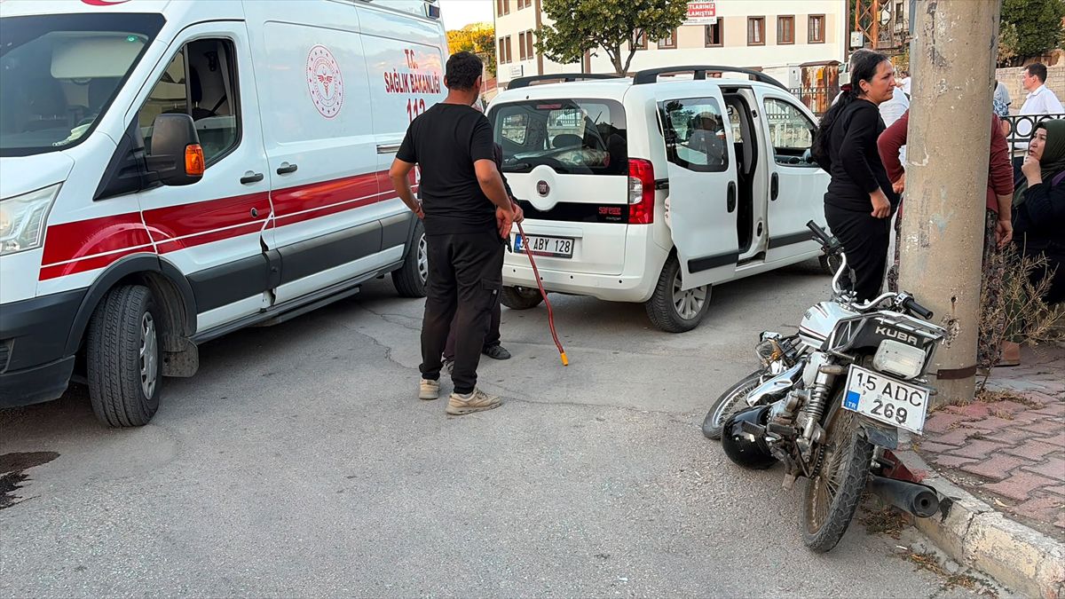 Burdur'da hafif ticari araç ile motosikletin çarpıştığı kazada 2 kişi yaralandı