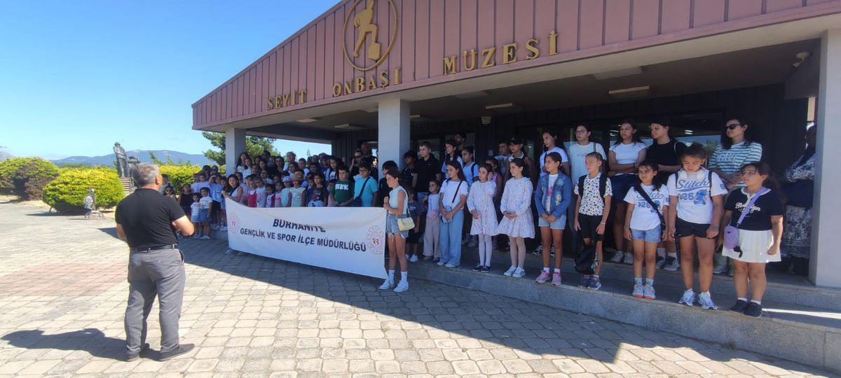 Burhaniye’de Yaz Spor Okulu öğrencileri Seyit Onbaşı Müzesini ziyaret etti