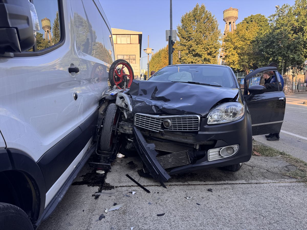 Bursa'da otomobil ile çarpışan motosikletin sürücüsü ağır yaralandı