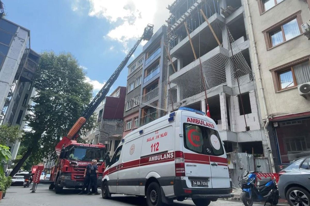 Çatıdaki çıplak şahıs intihar paniğine neden oldu: Turist olduğu ortaya çıktı