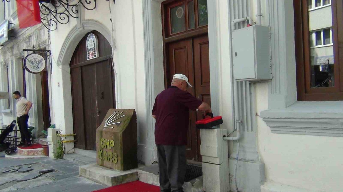 CHP Kars İl Başkanlığı’nda çilingirli devir