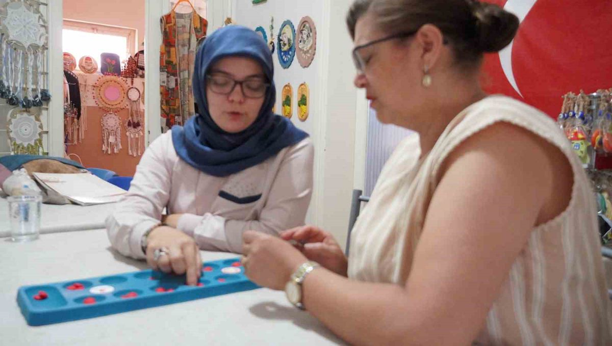Çocuklarını satranca götürdü, Manisa’nın ilk kadın mangala antrenörü oldu