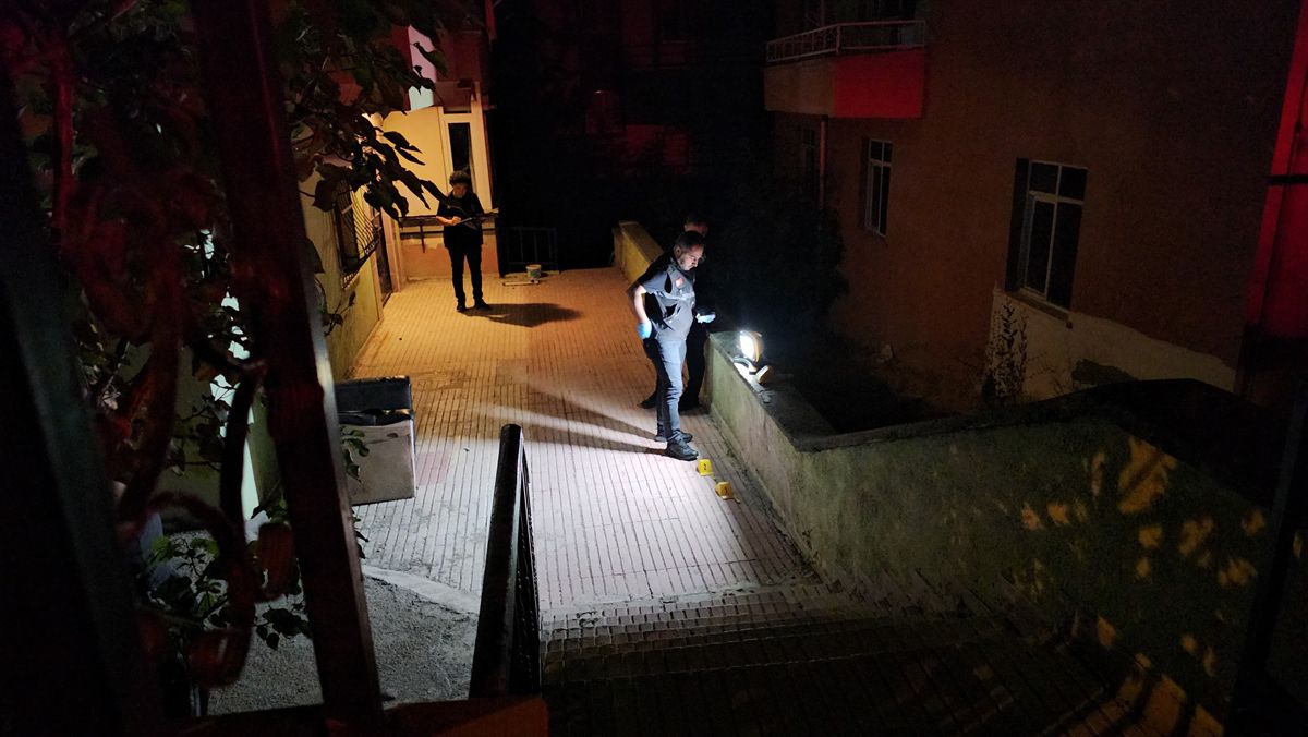 Çorum'da apartman dairesine pompalı tüfekle saldırı düzenlendi