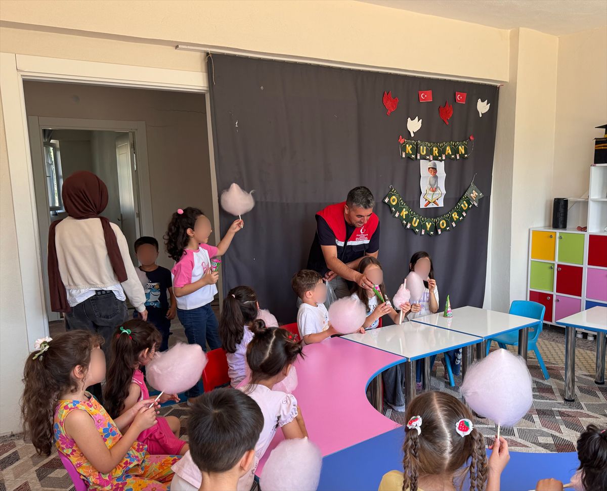 Doğanşehir'de Kur'an kursu öğrencilerine dondurma ve pamuk şeker ikramı
