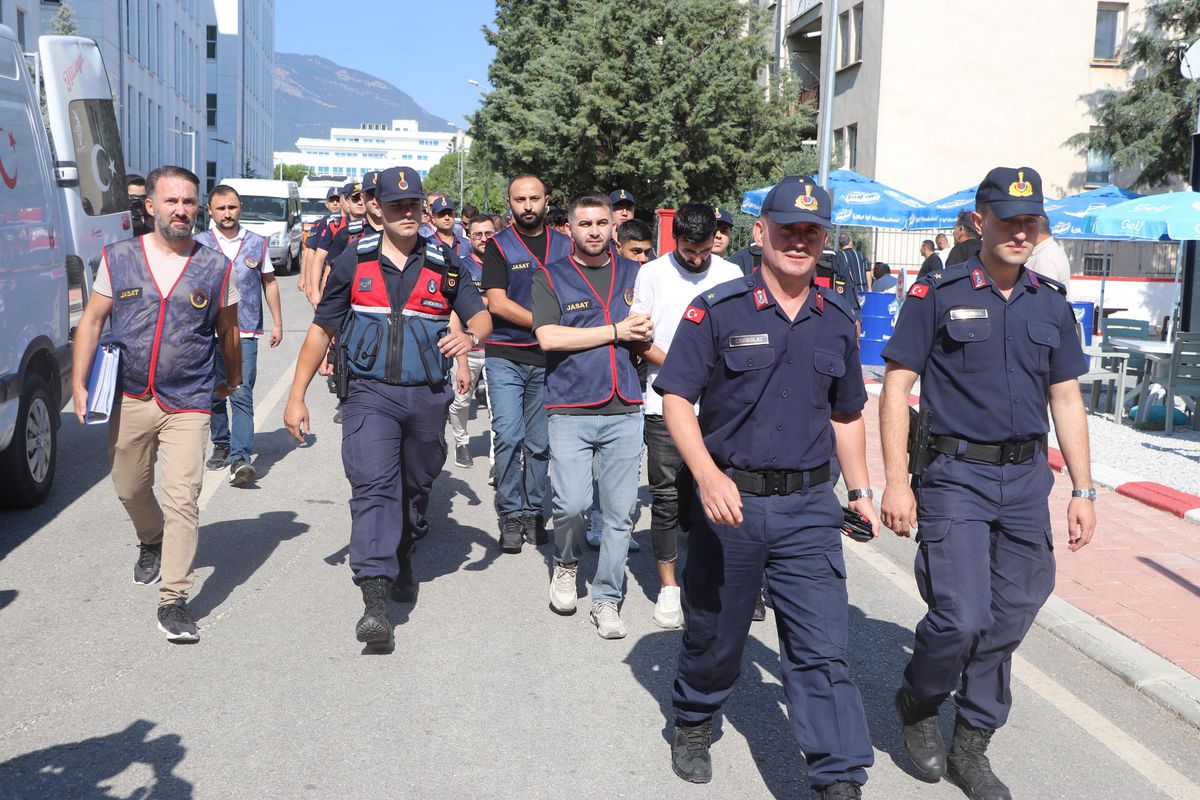 Dolandırıcılar 4 milyon liralık altını, 'Günlük dolgun ücretli iş' ilanıyla buldukları kuryeye aldırmış