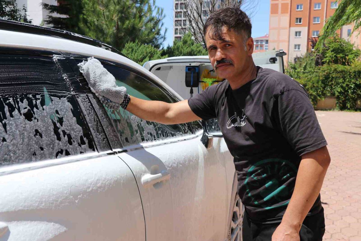Dükkanını yanında taşıyor, kapı kapı gezerek araba yıkıyor