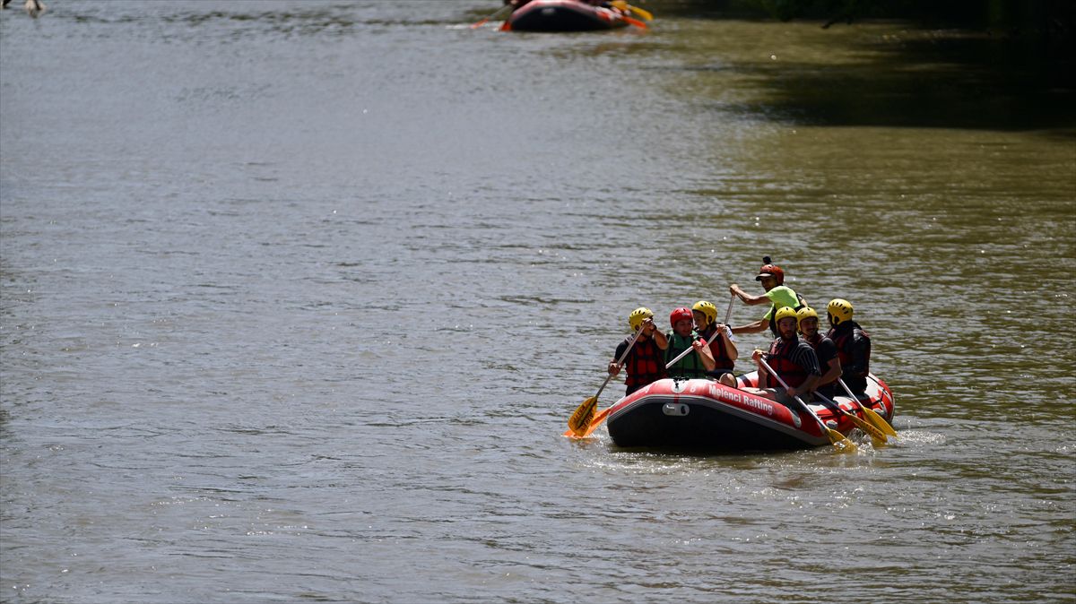 Düzce'de sıcak havadan bunalanlar rafting yaparak serinledi