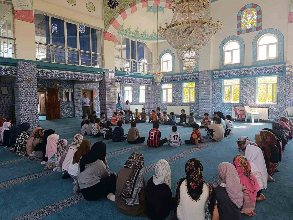Edremit Şehitlik Camii’nde Yaz Kur’an Kursu öğrencilerine ‘Hazret-i Peygamber’ semineri