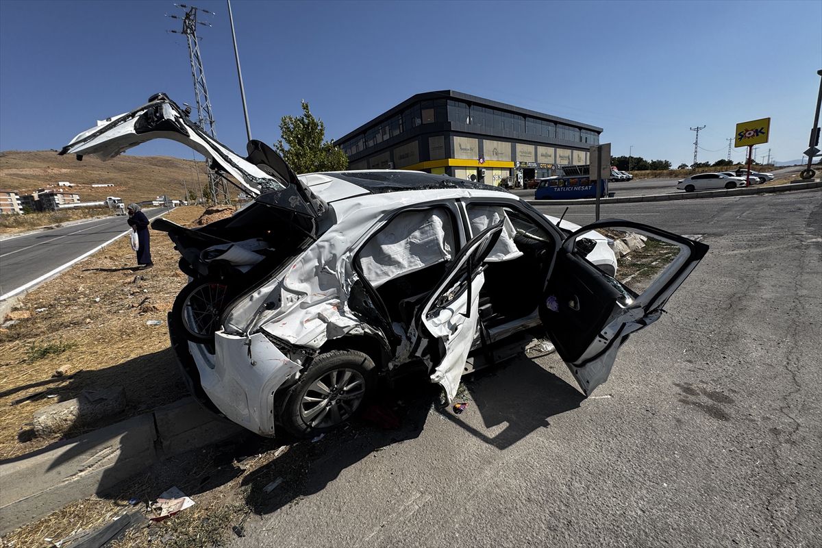 Elazığ'da tır ile otomobil çarpıştı, 4 kişi yaralandı