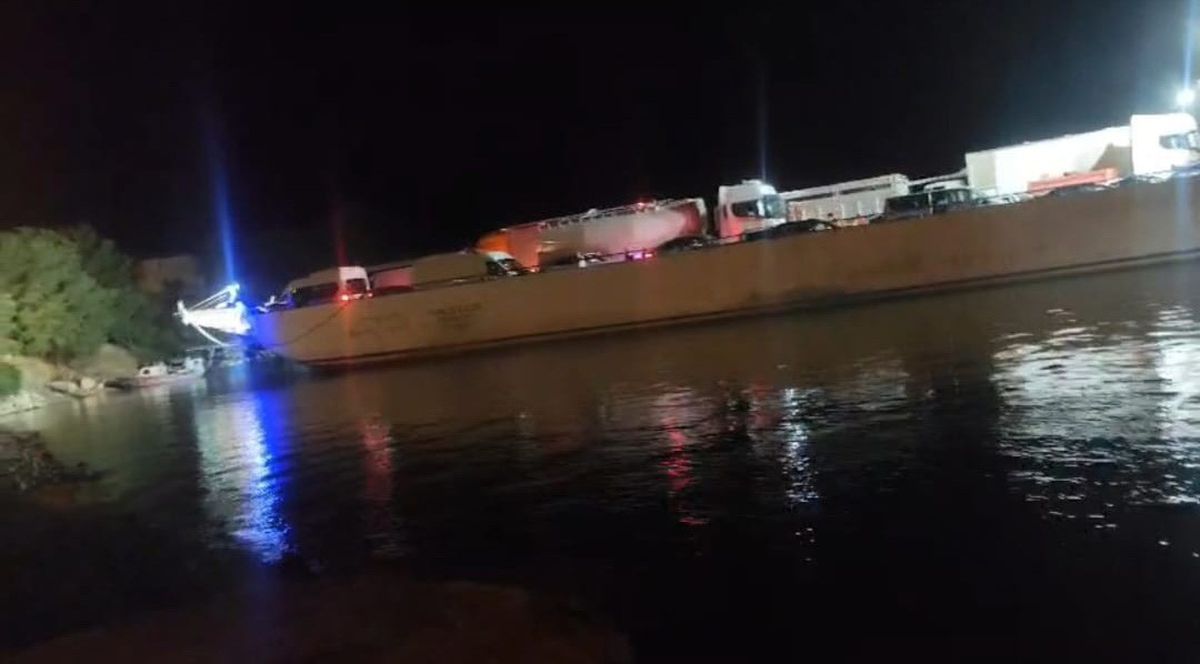 Elazığ-Pertek feribotunda motor arızası: İskeleye bir süre yanaşamadı