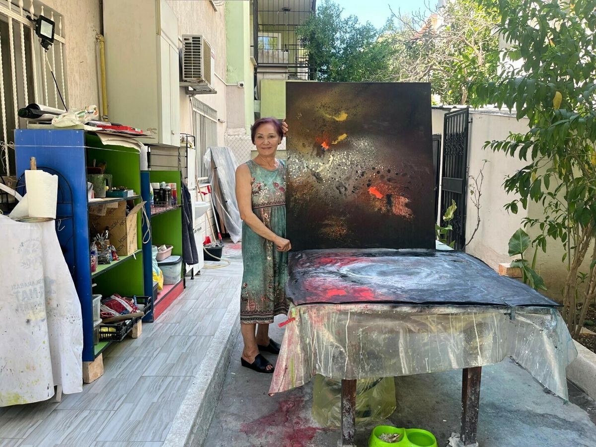 Emekli öğretmen, evinin bahçesini sanat atölyesine çevirdi