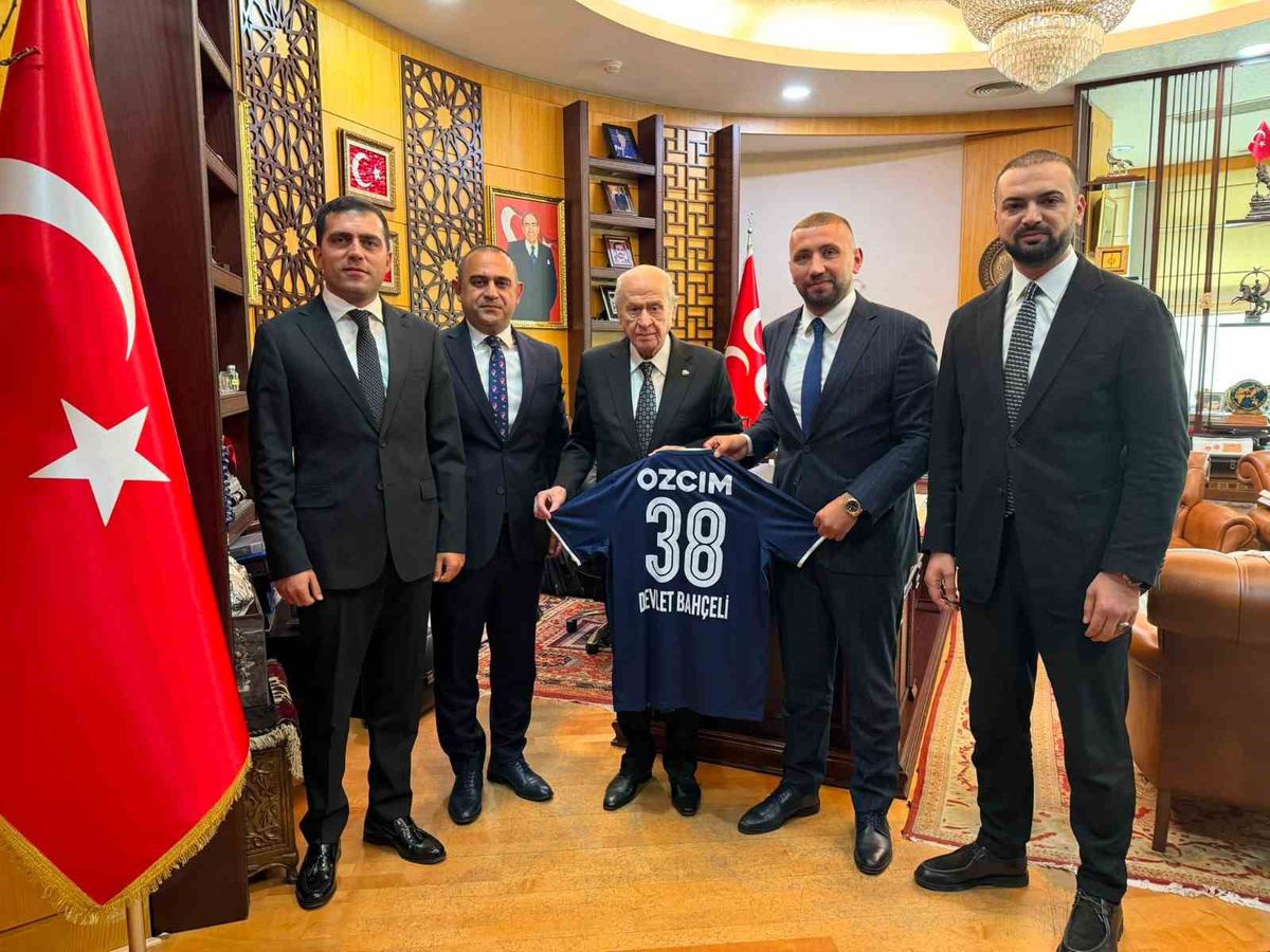Erciyes 38 FK’dan MHP Genel Başkanı Devlet Bahçeli’ye forma hediyesi
