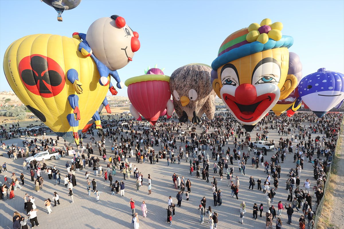 Figürlü sıcak hava balonları Kapadokya semalarını renklendirdi