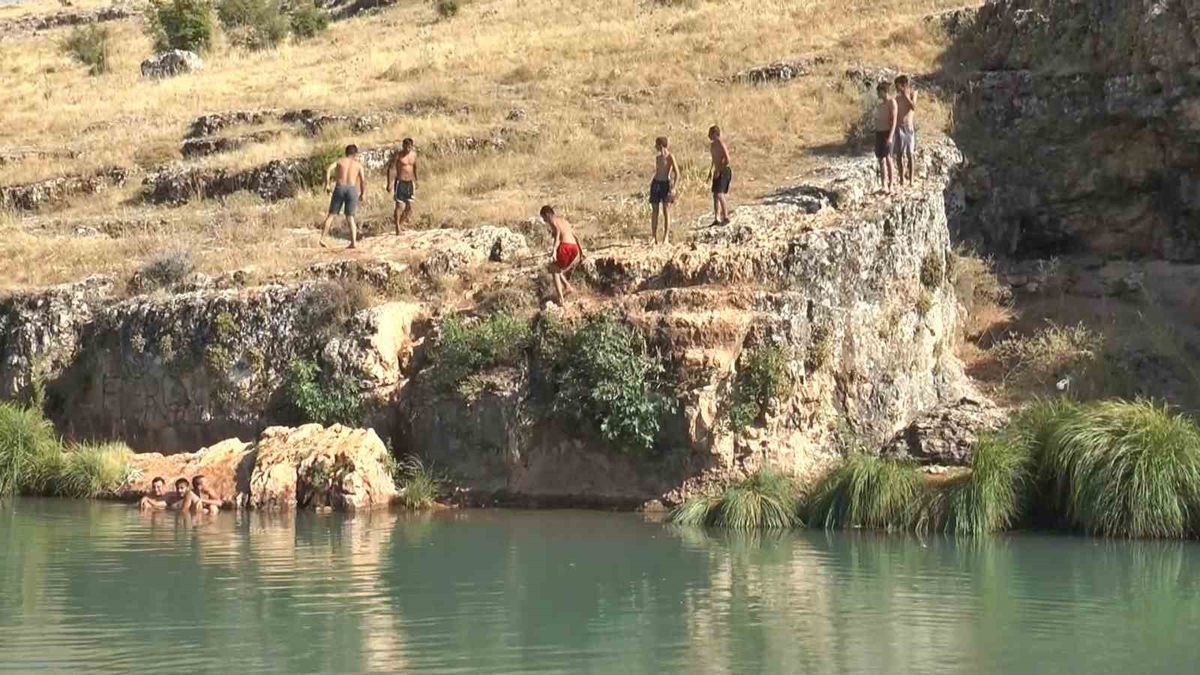 Gaziantep’te sıcaktan bunalan gençler Sıtma Pınar Çayı’na akın etti