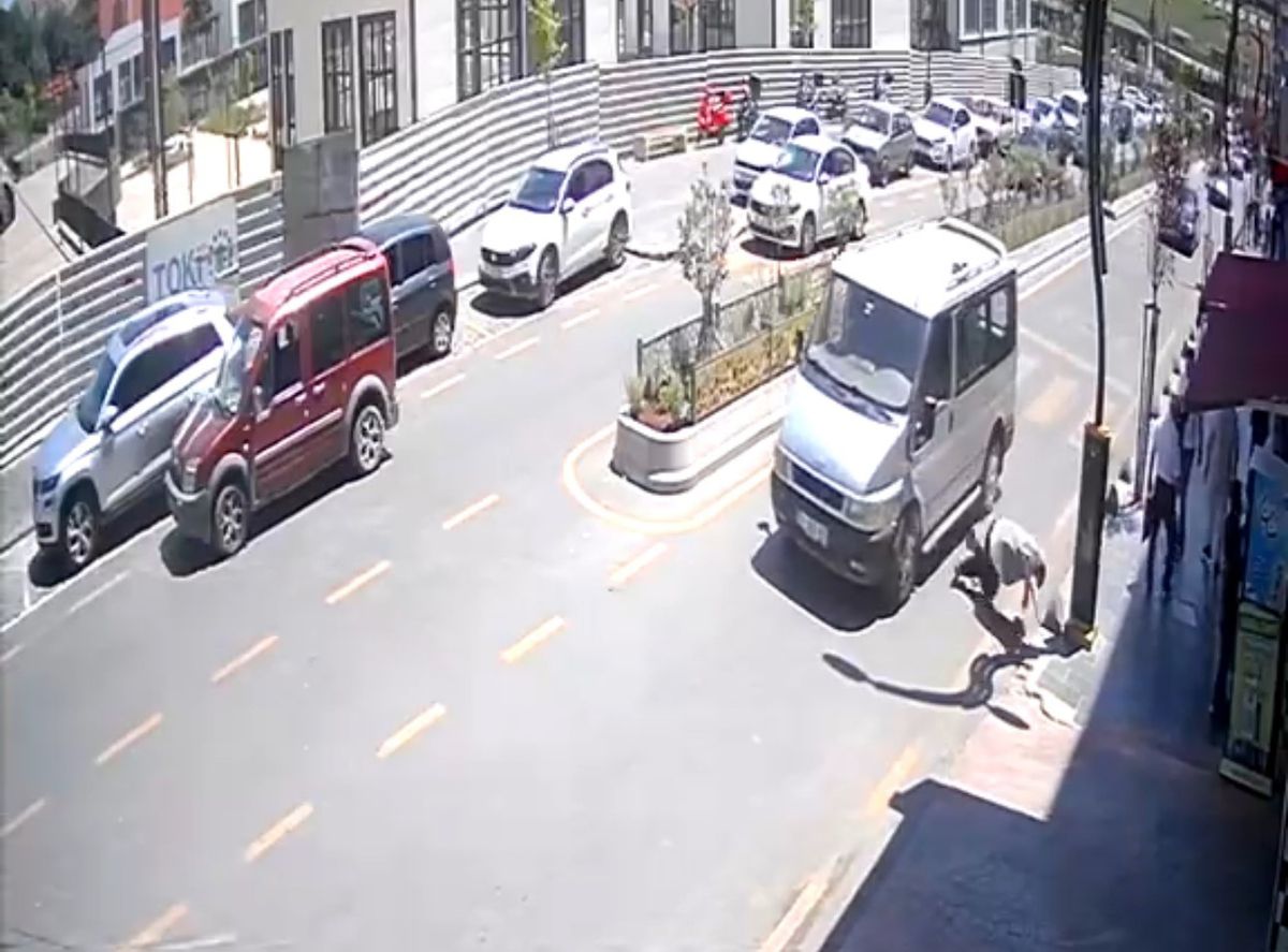 Hafif ticari aracın yayaya çarptığı anlar kamerada
