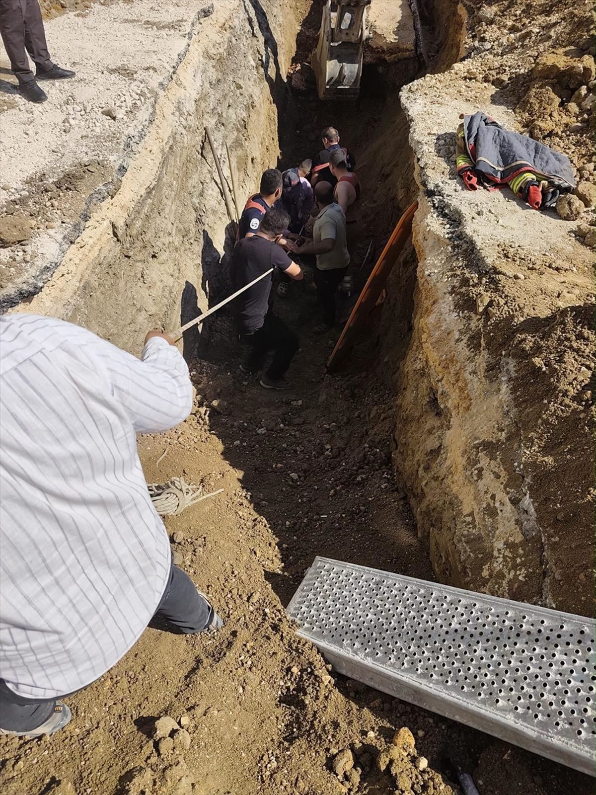 Hatay'da altyapı çalışması sırasında toprak altında kalan işçi öldü