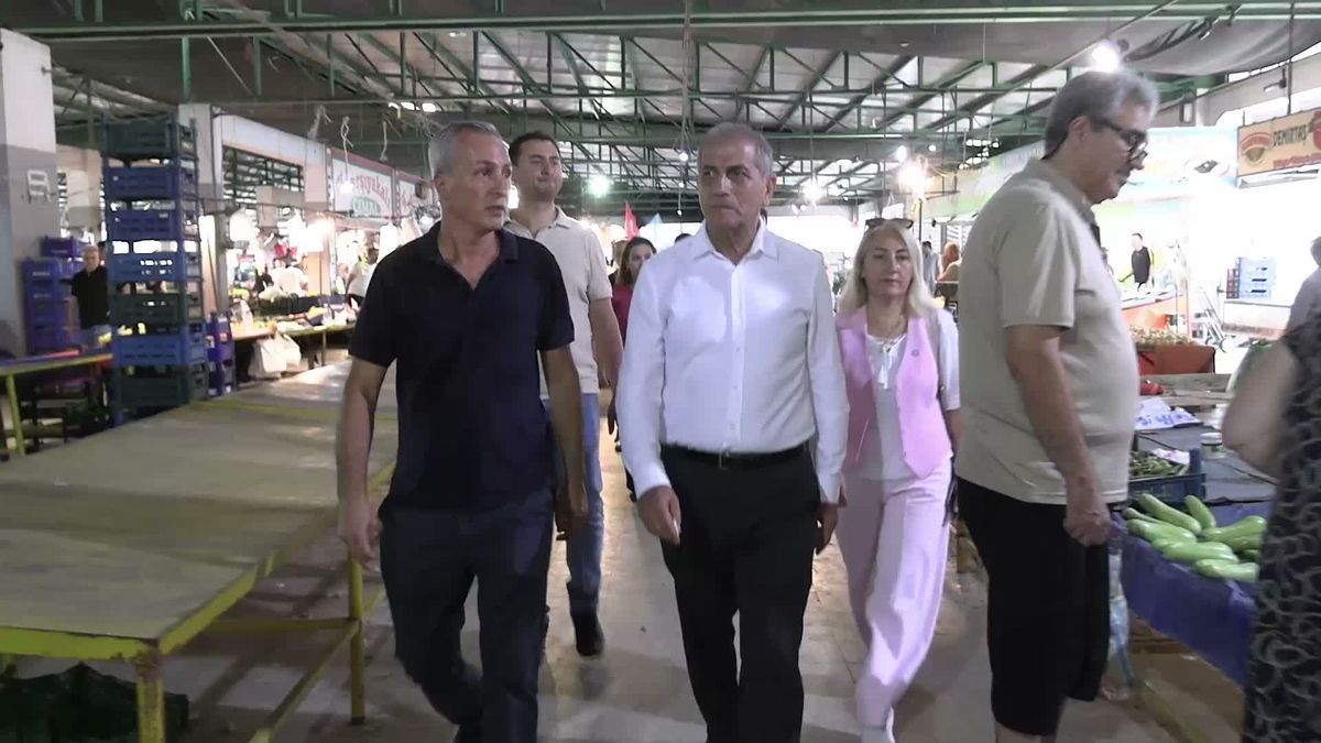 İYİ Parti İzmir Milletvekili Hüsmen Kırkpınar, Çiğli'de pazar esnafı ve vatandaşları dinledi